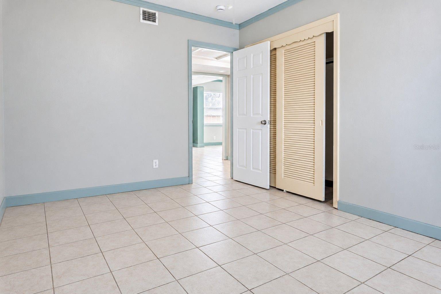 687 GENEVA PL — photo 17