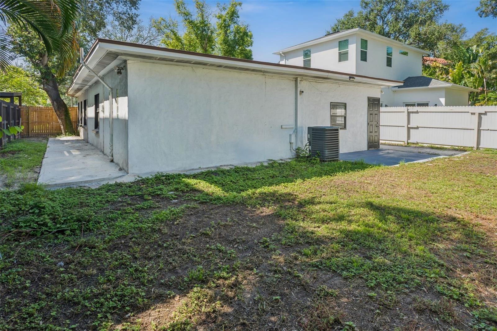 687 GENEVA PL — photo 24