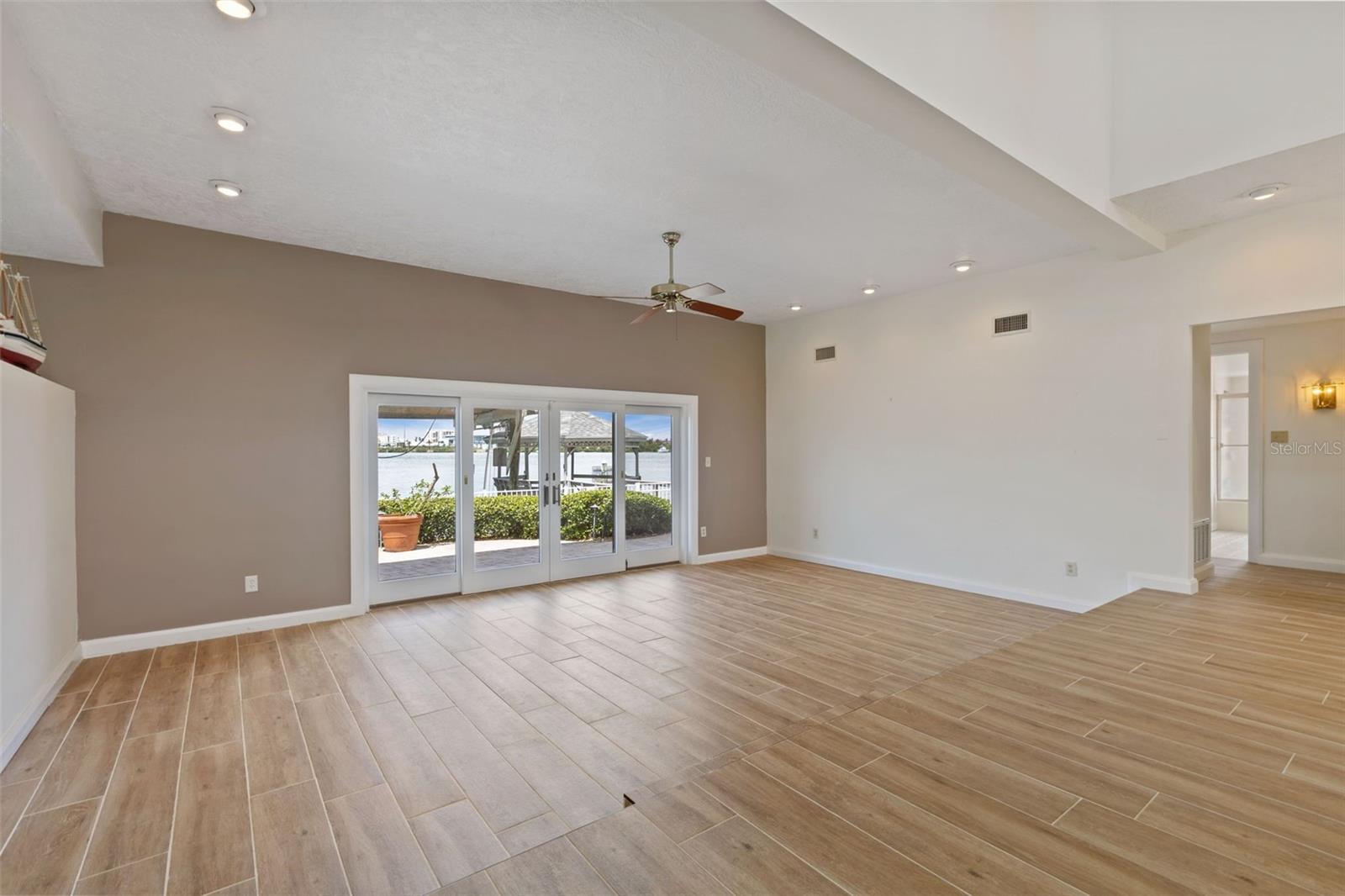 290 BAYSIDE DR — photo 15