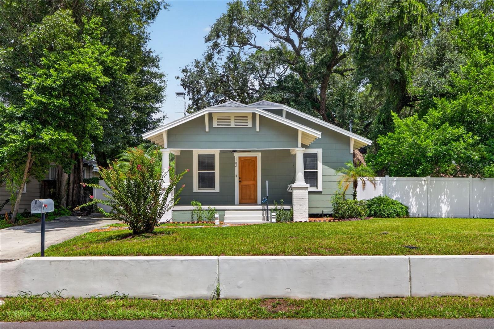 1102 E CHELSEA ST — photo 3