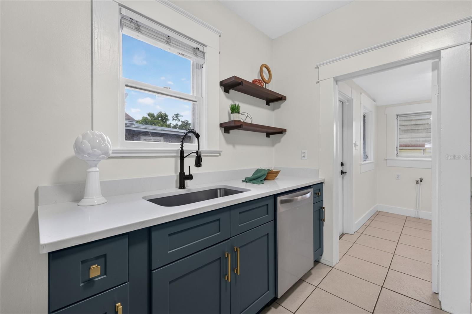 1102 E CHELSEA ST — photo 15