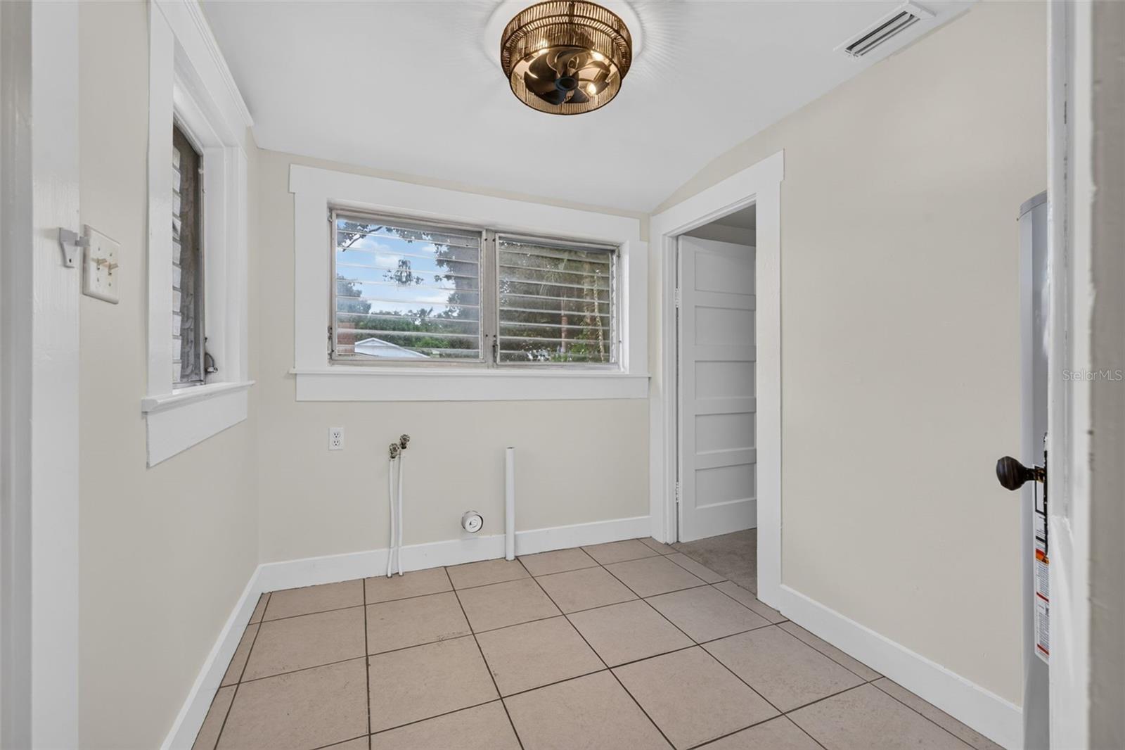 1102 E CHELSEA ST — photo 23