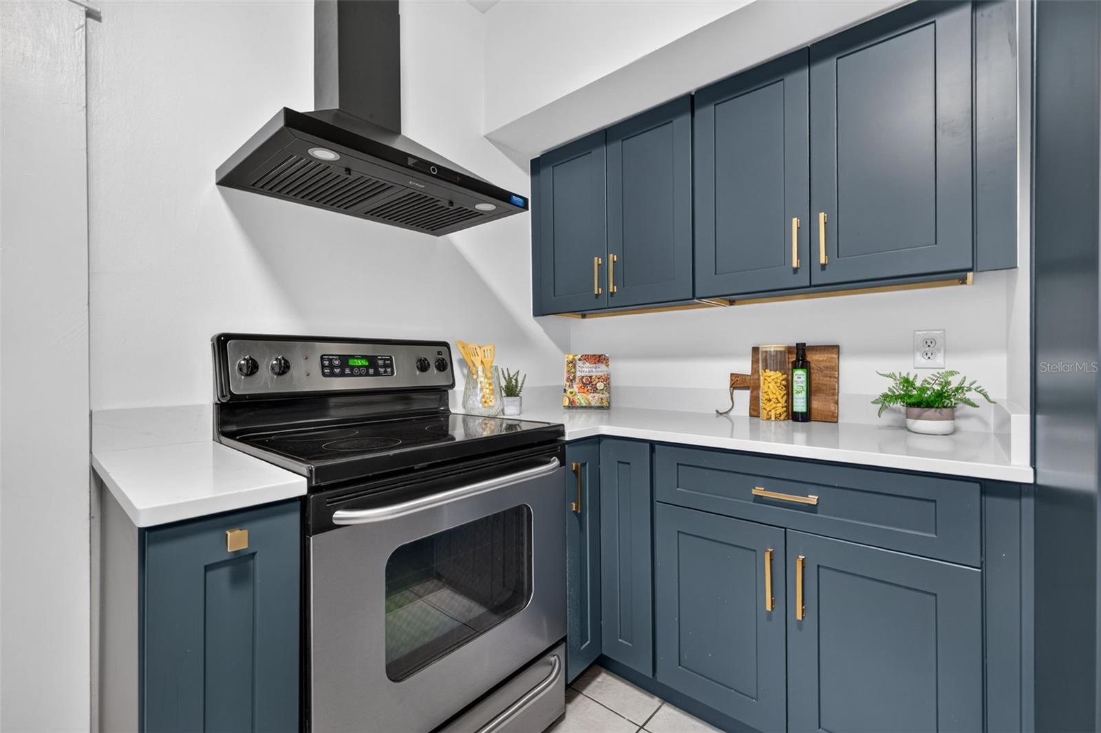1102 E CHELSEA ST — photo 13