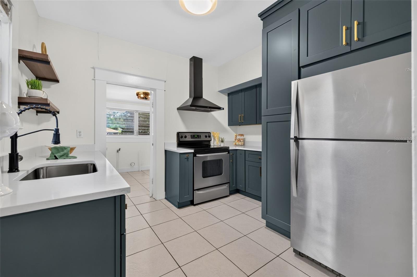 1102 E CHELSEA ST — photo 12