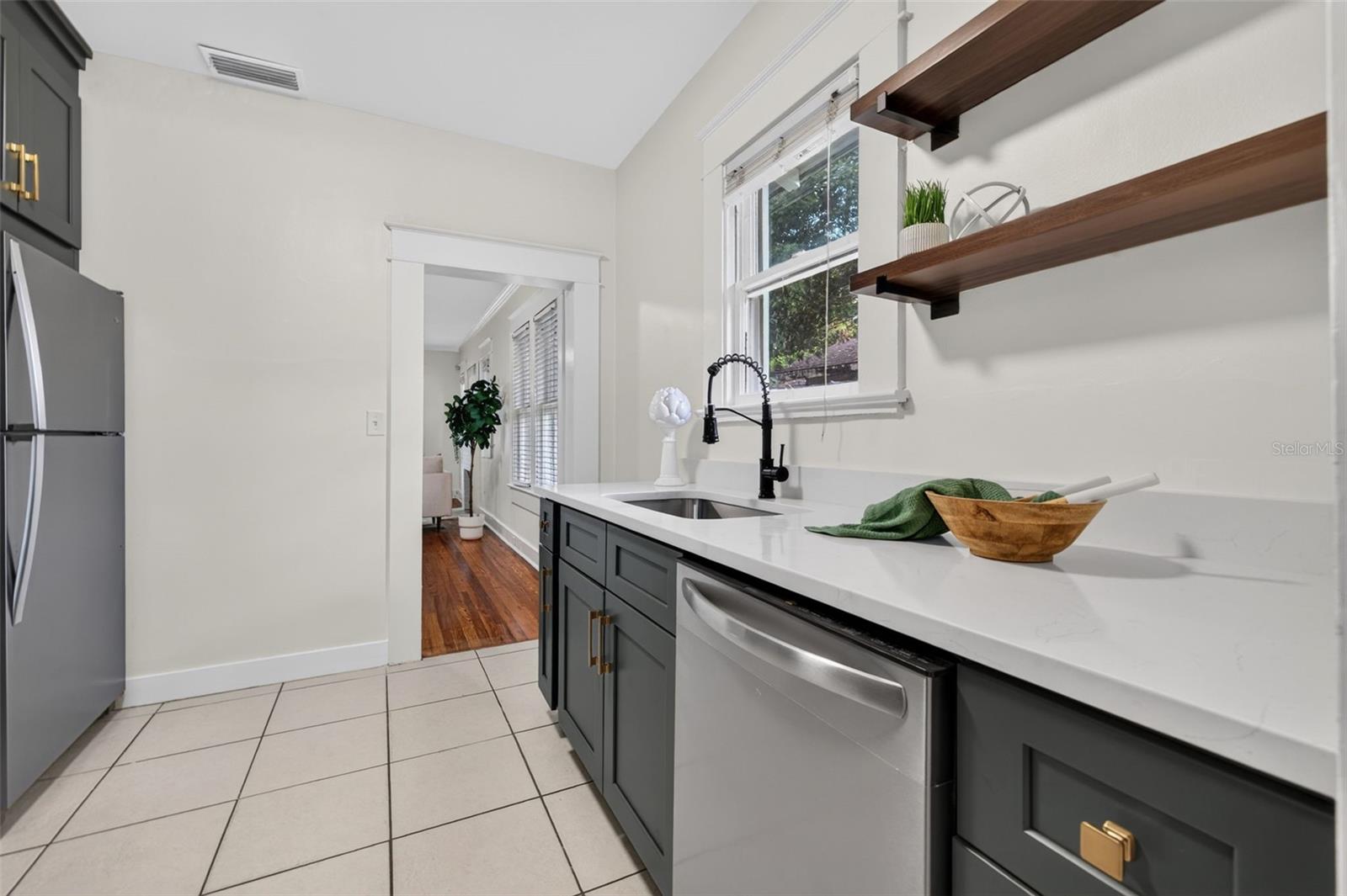 1102 E CHELSEA ST — photo 14