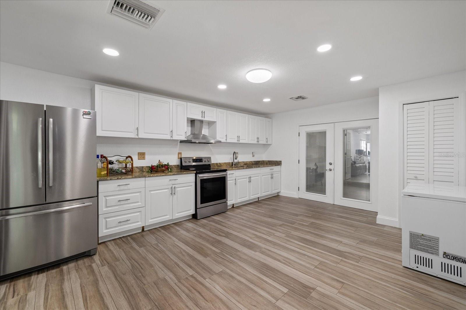 8712 FOUNTAIN AVE — photo 40
