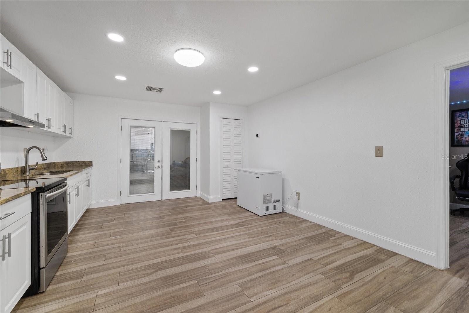8712 FOUNTAIN AVE — photo 41