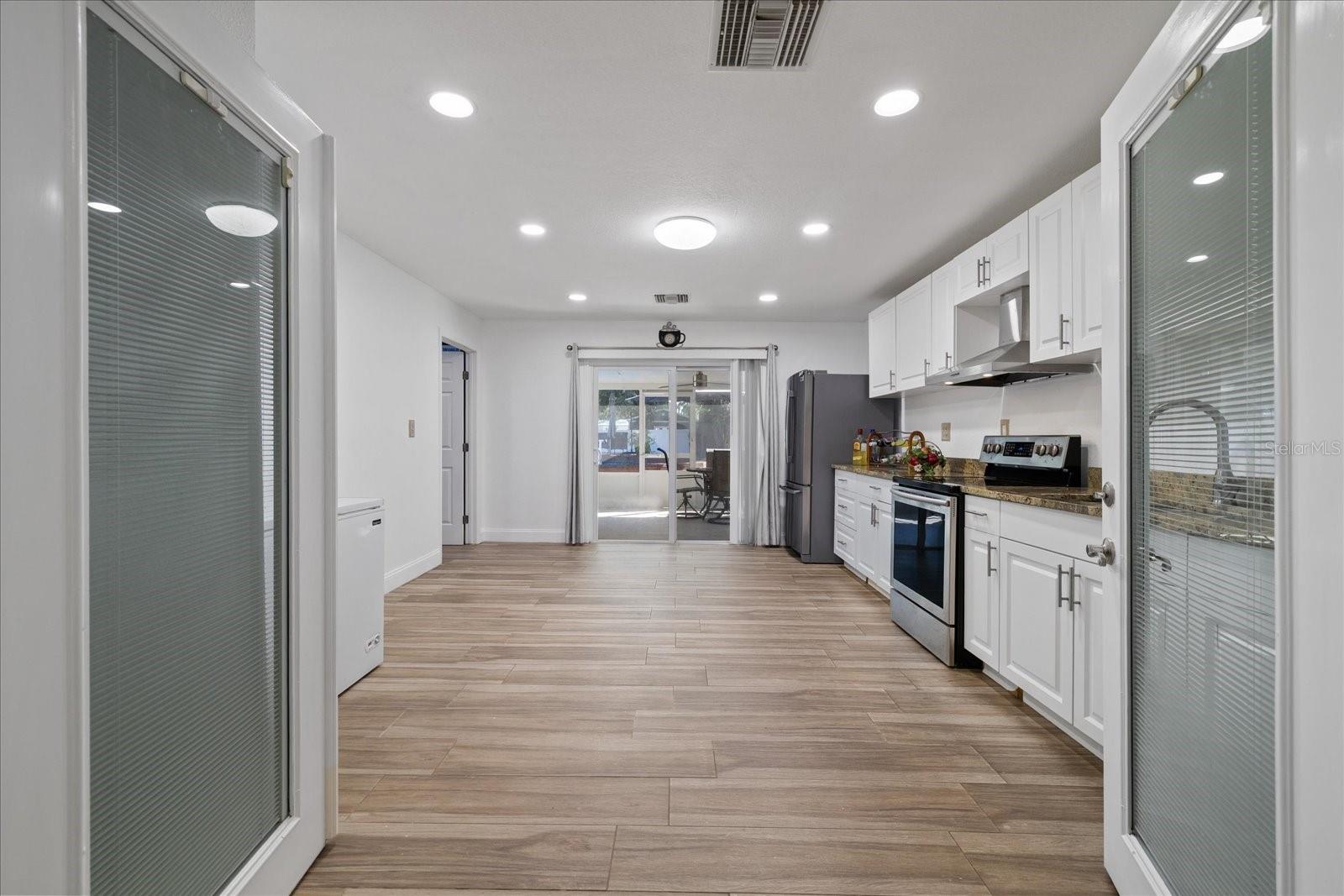 8712 FOUNTAIN AVE — photo 39