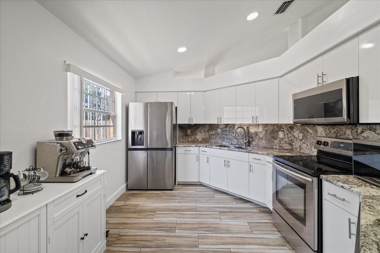 8712 FOUNTAIN AVE — photo 20