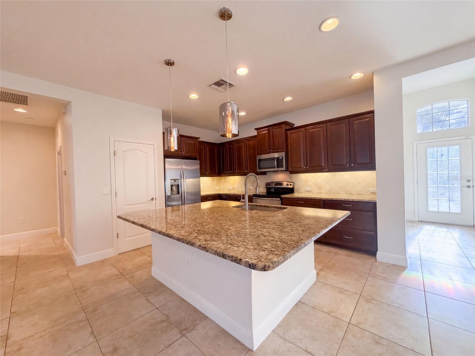 1416 HICKORY VIEW CIR — photo 2