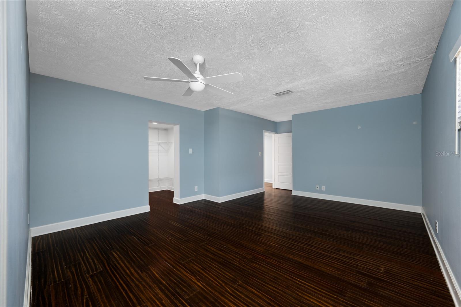 2121 W FARWELL DR — photo 27