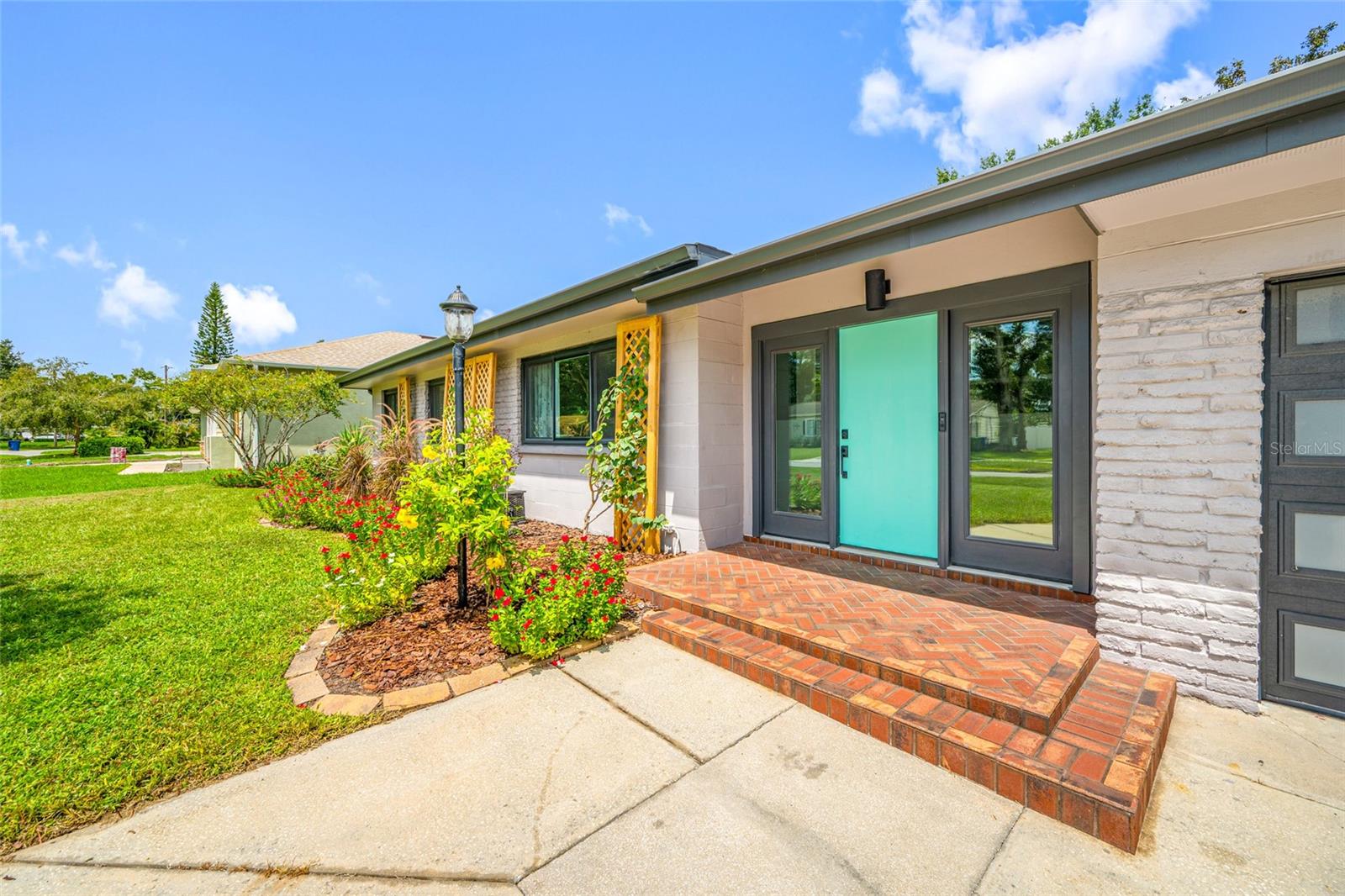 2121 W FARWELL DR — photo 2