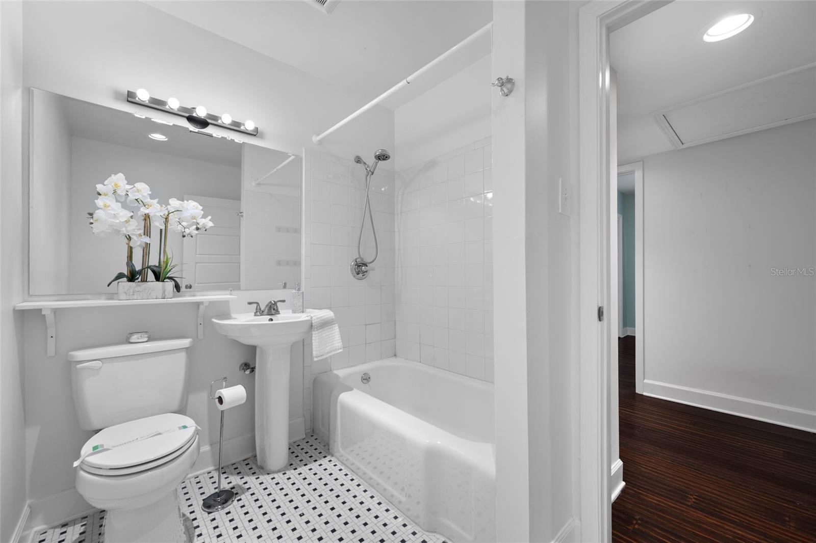 2121 W FARWELL DR — photo 22