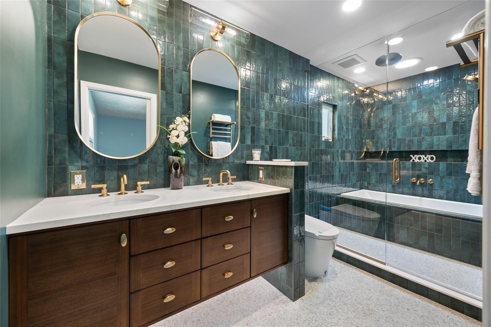 2121 W FARWELL DR — photo 29