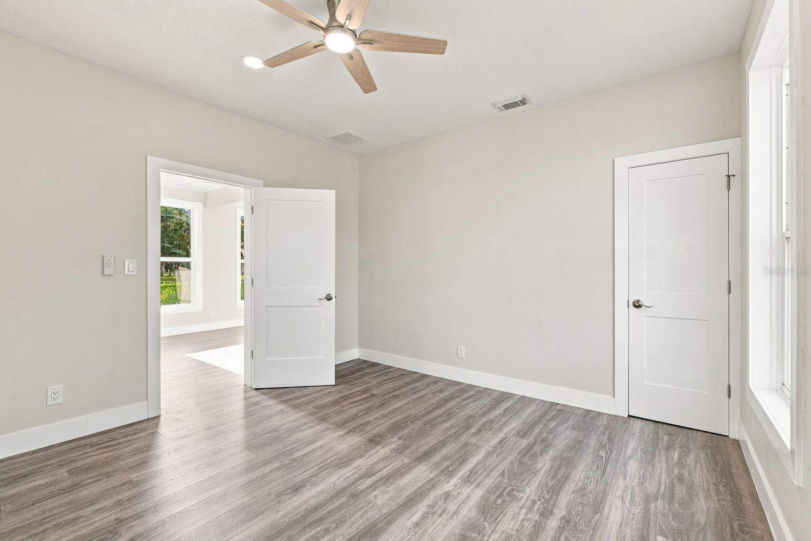 112 E MARTIN LUTHER KING JR DR — photo 11