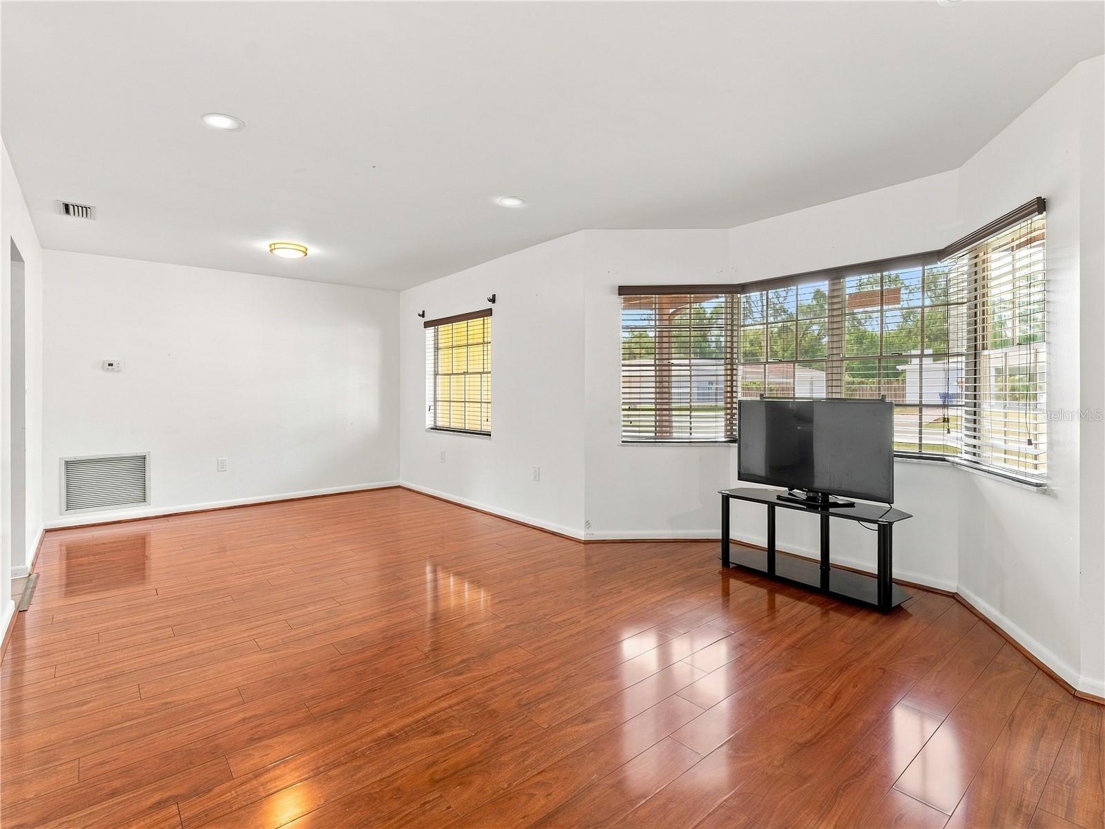 8906 E LANWAY DR — photo 13