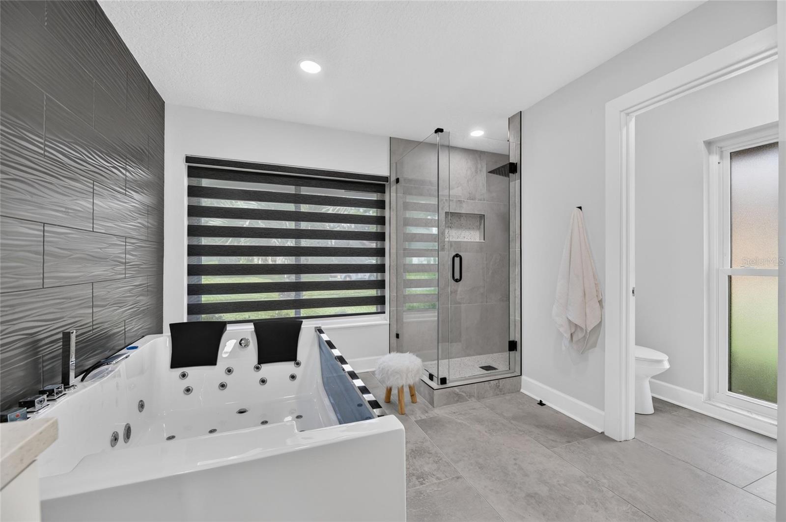 104 BARRINGTON DR — photo 33