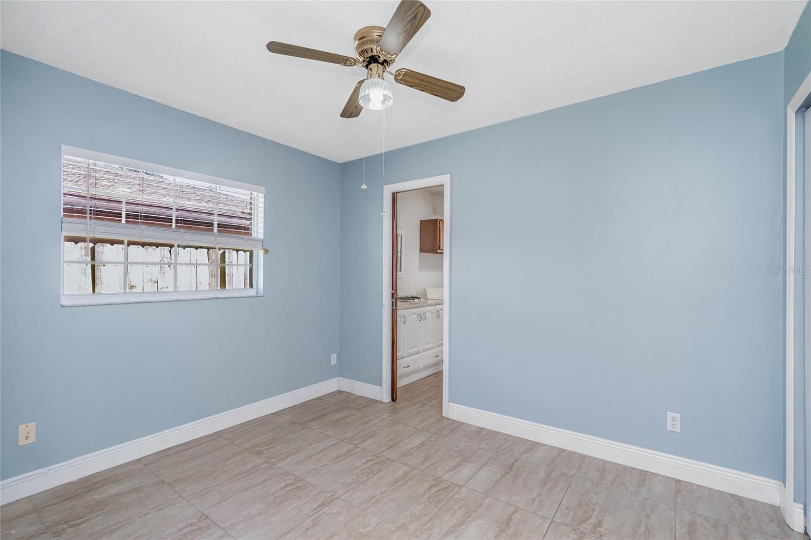8001 N HUBERT AVE — photo 12