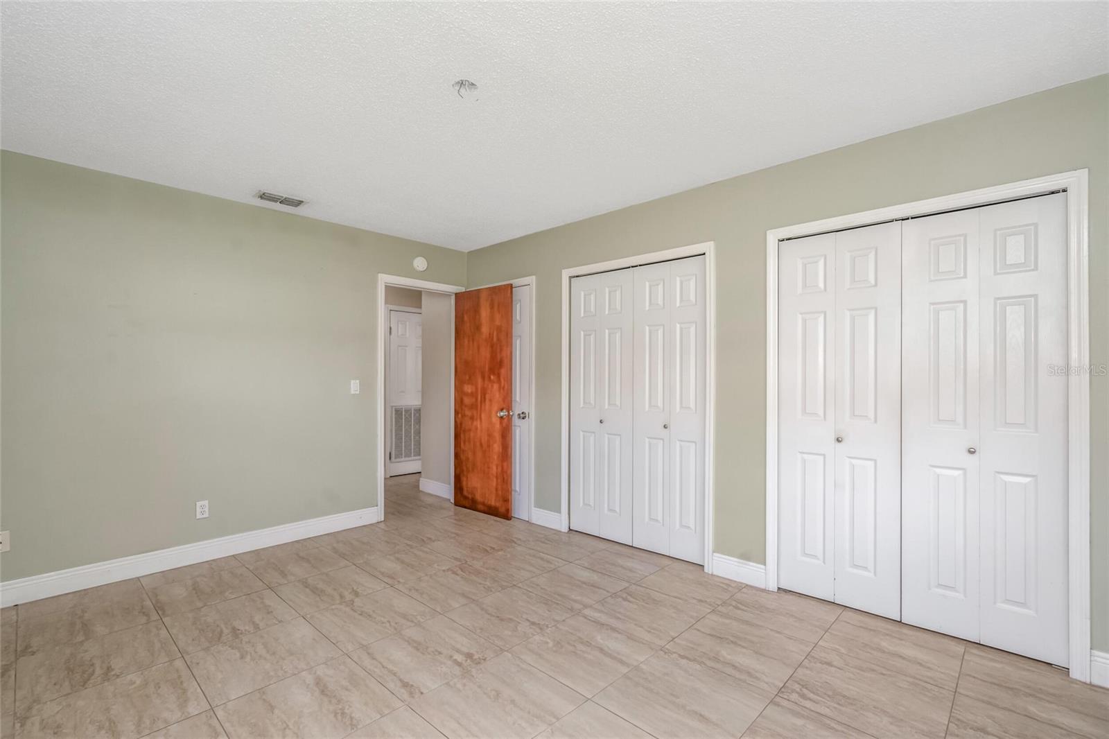 8001 N HUBERT AVE — photo 9