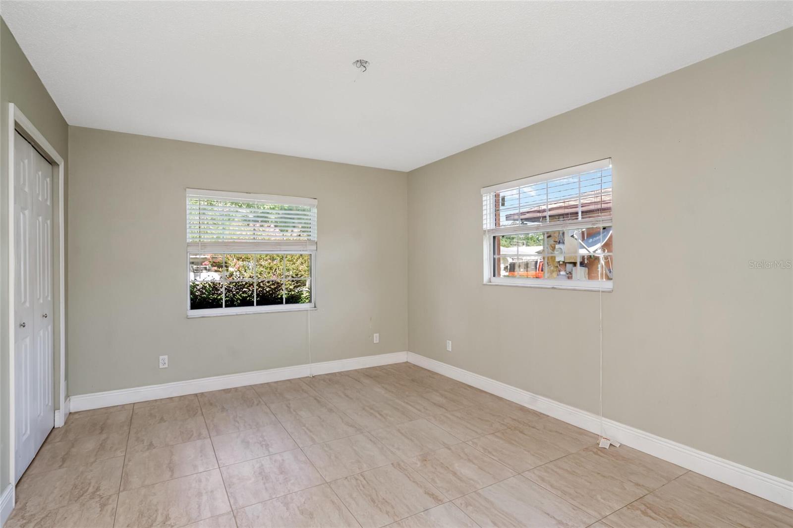 8001 N HUBERT AVE — photo 10