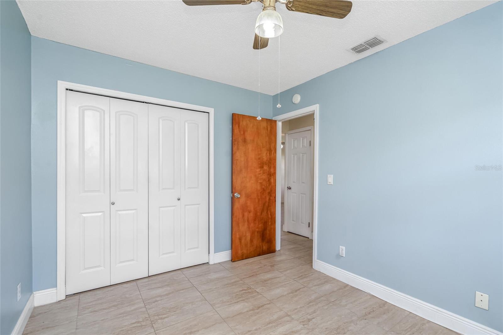 8001 N HUBERT AVE — photo 11