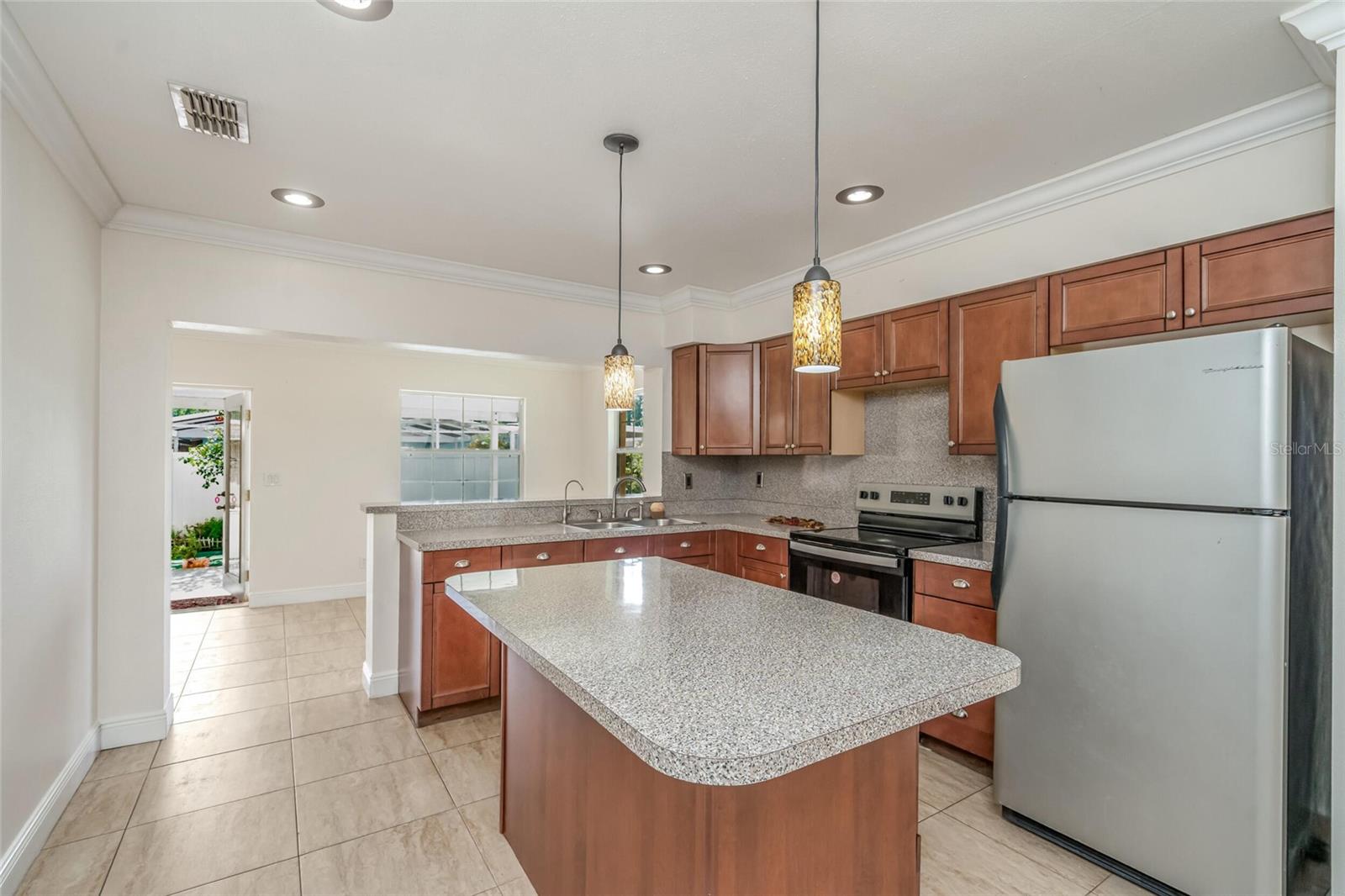 8001 N HUBERT AVE — photo 4