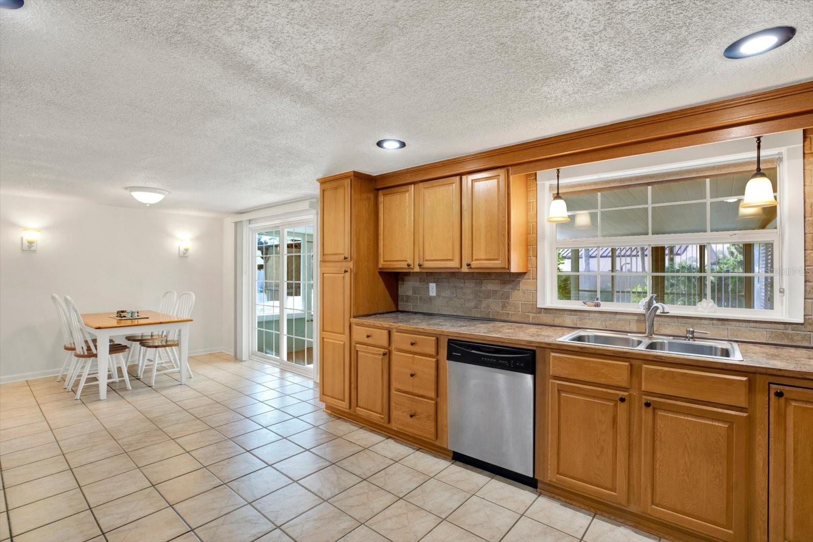 1601 AVOCA DR — photo 12