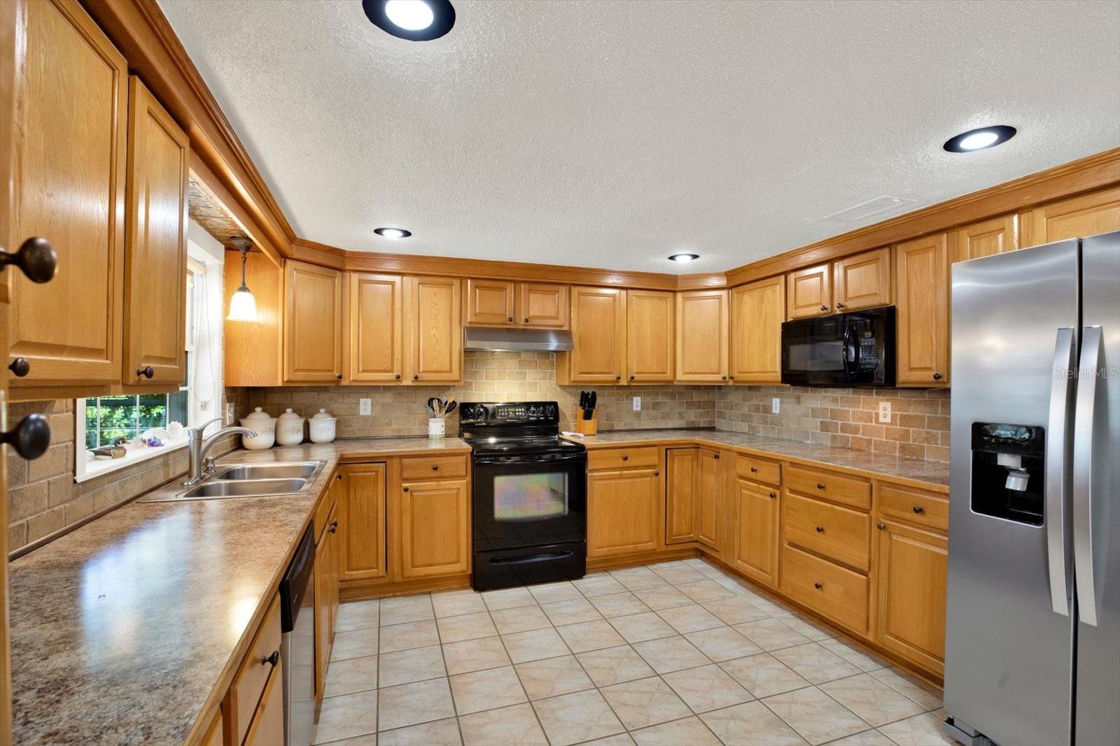 1601 AVOCA DR — photo 11