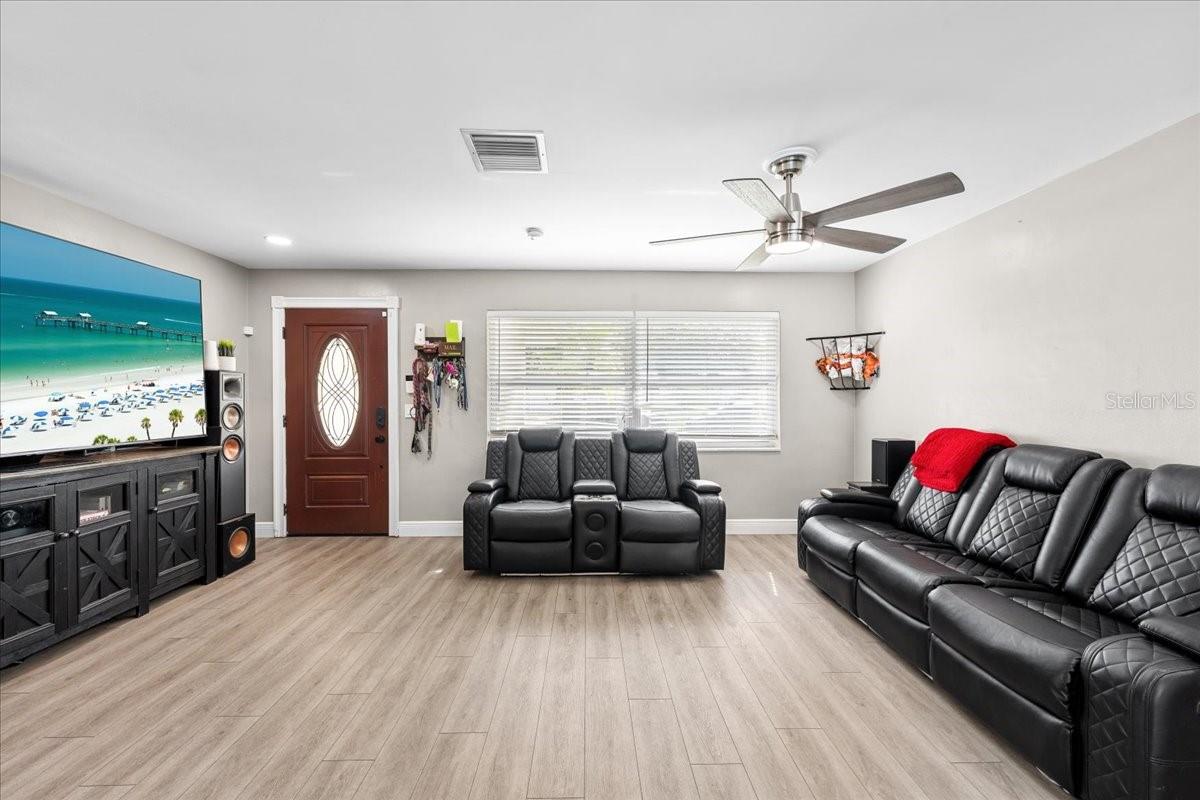 490 E LAKE DR — photo 9