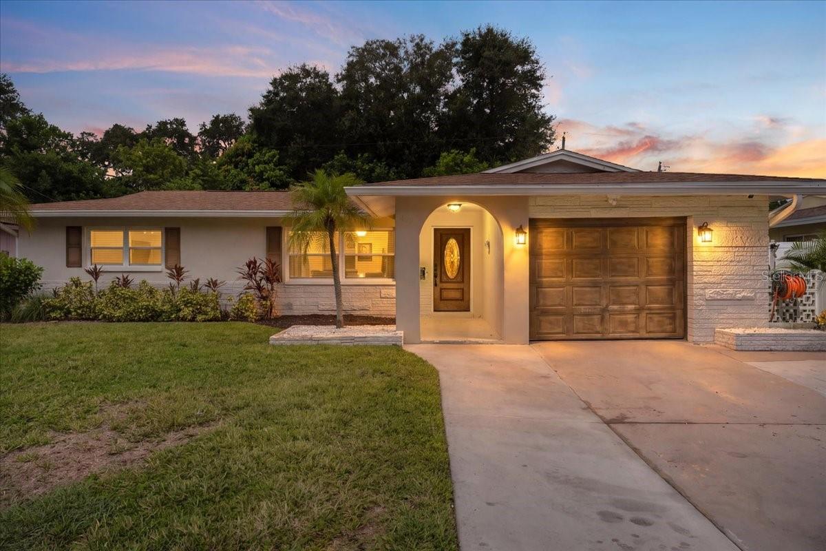 490 E LAKE DR — photo 3
