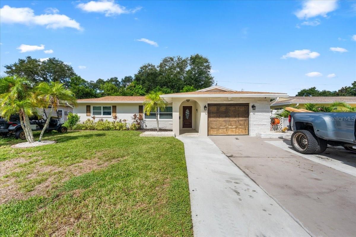490 E LAKE DR — photo 4
