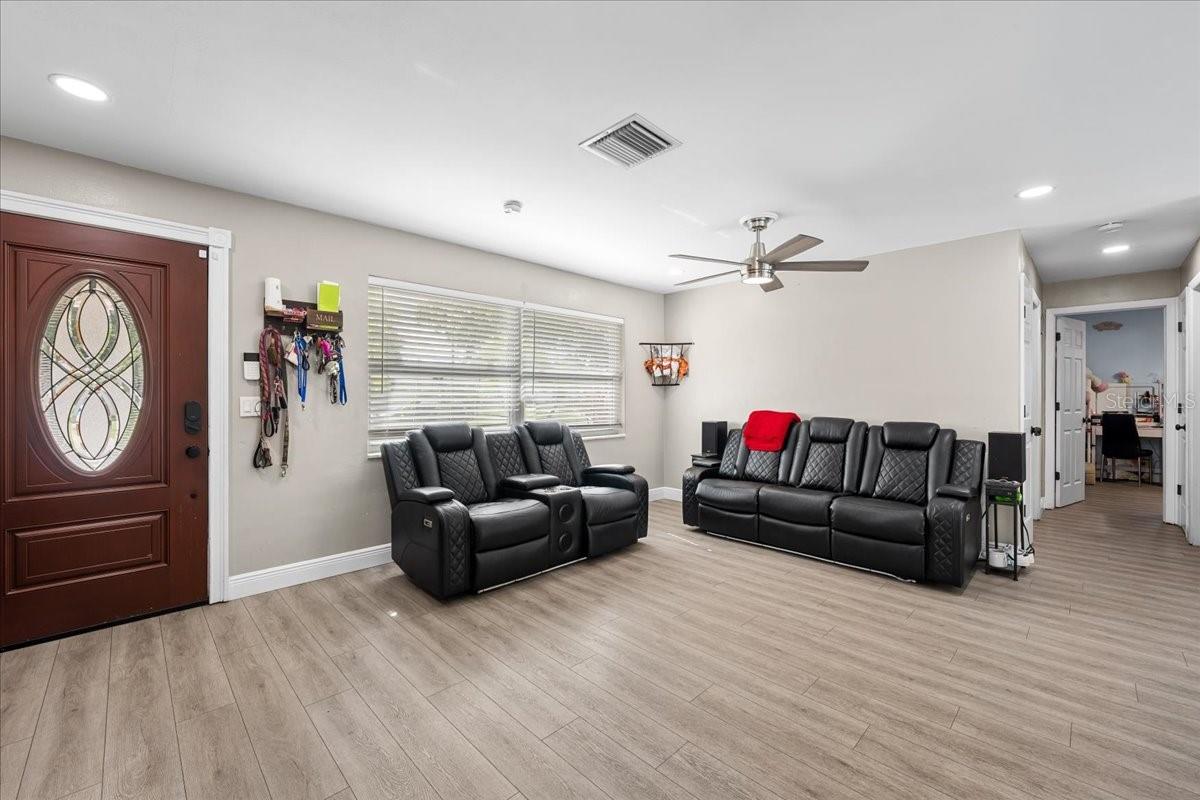 490 E LAKE DR — photo 5