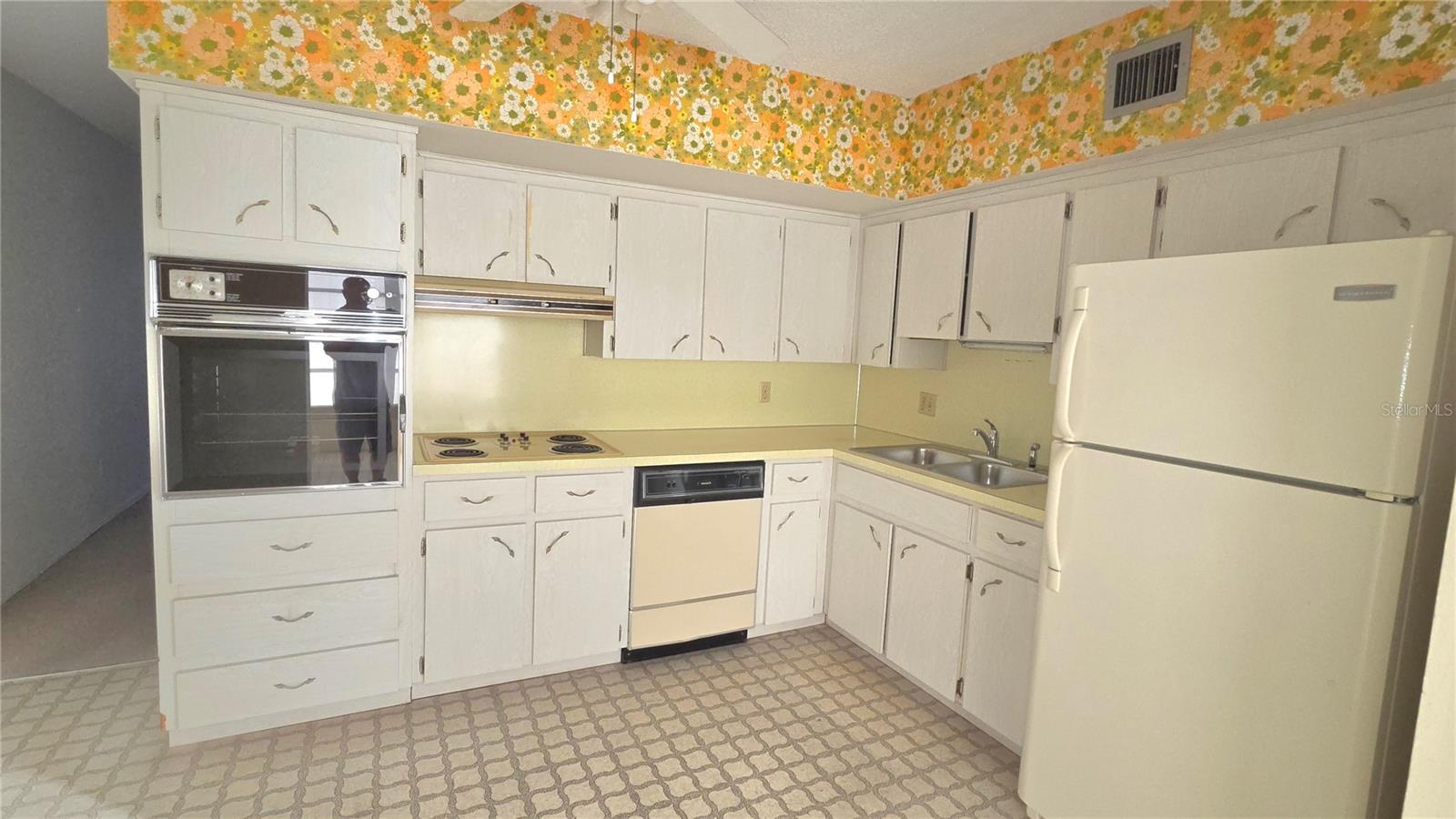 2402 ECUADORIAN WAY #48 — photo 2