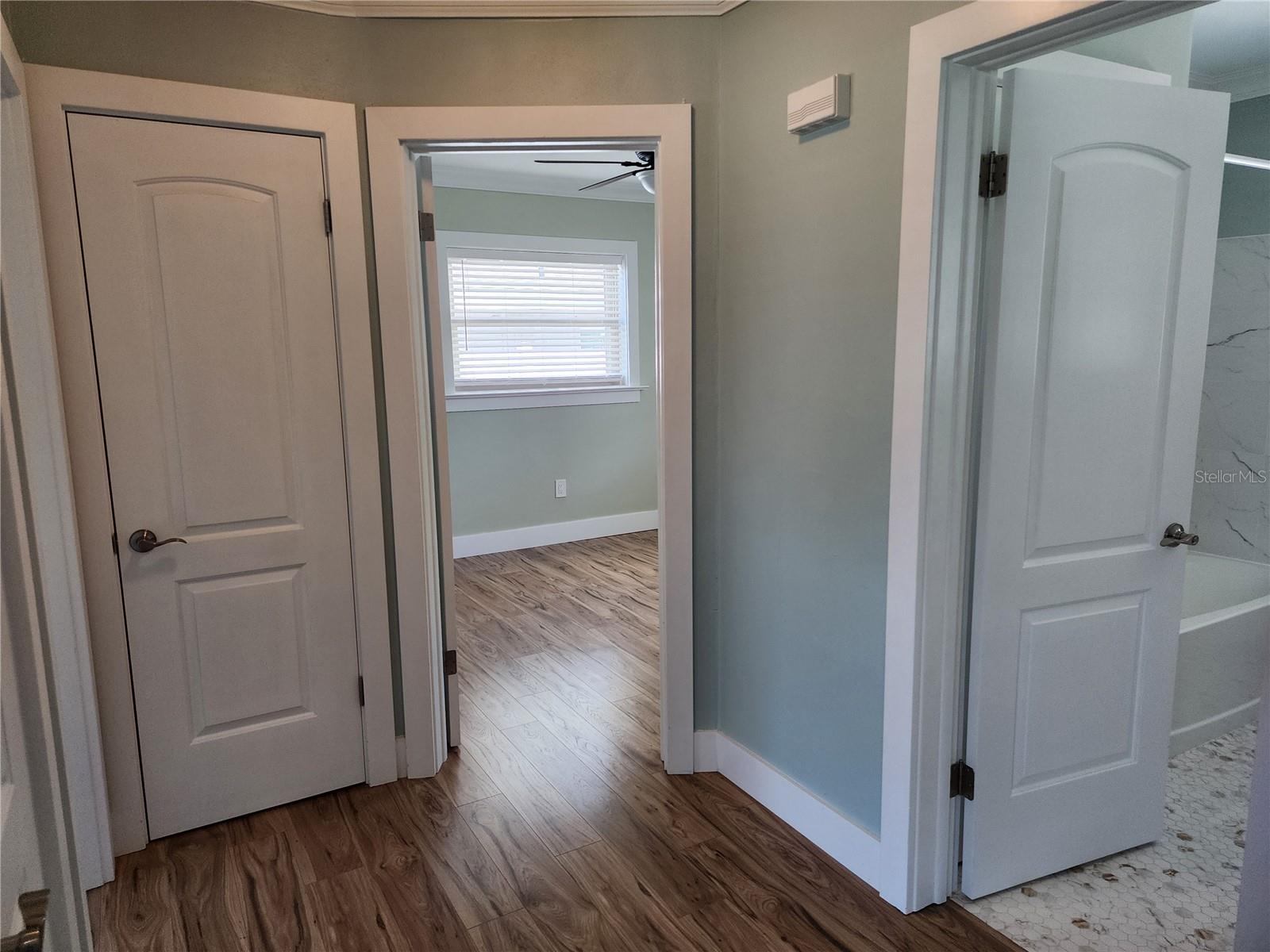 2347 EASTWOOD DR — photo 9