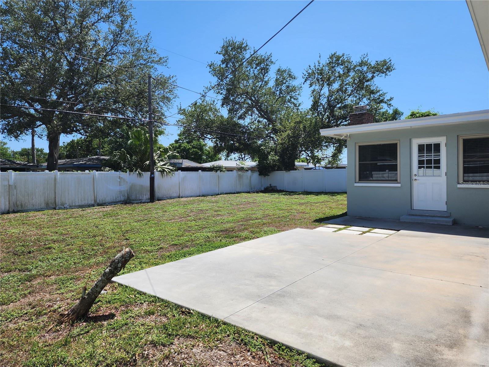 2347 EASTWOOD DR — photo 16