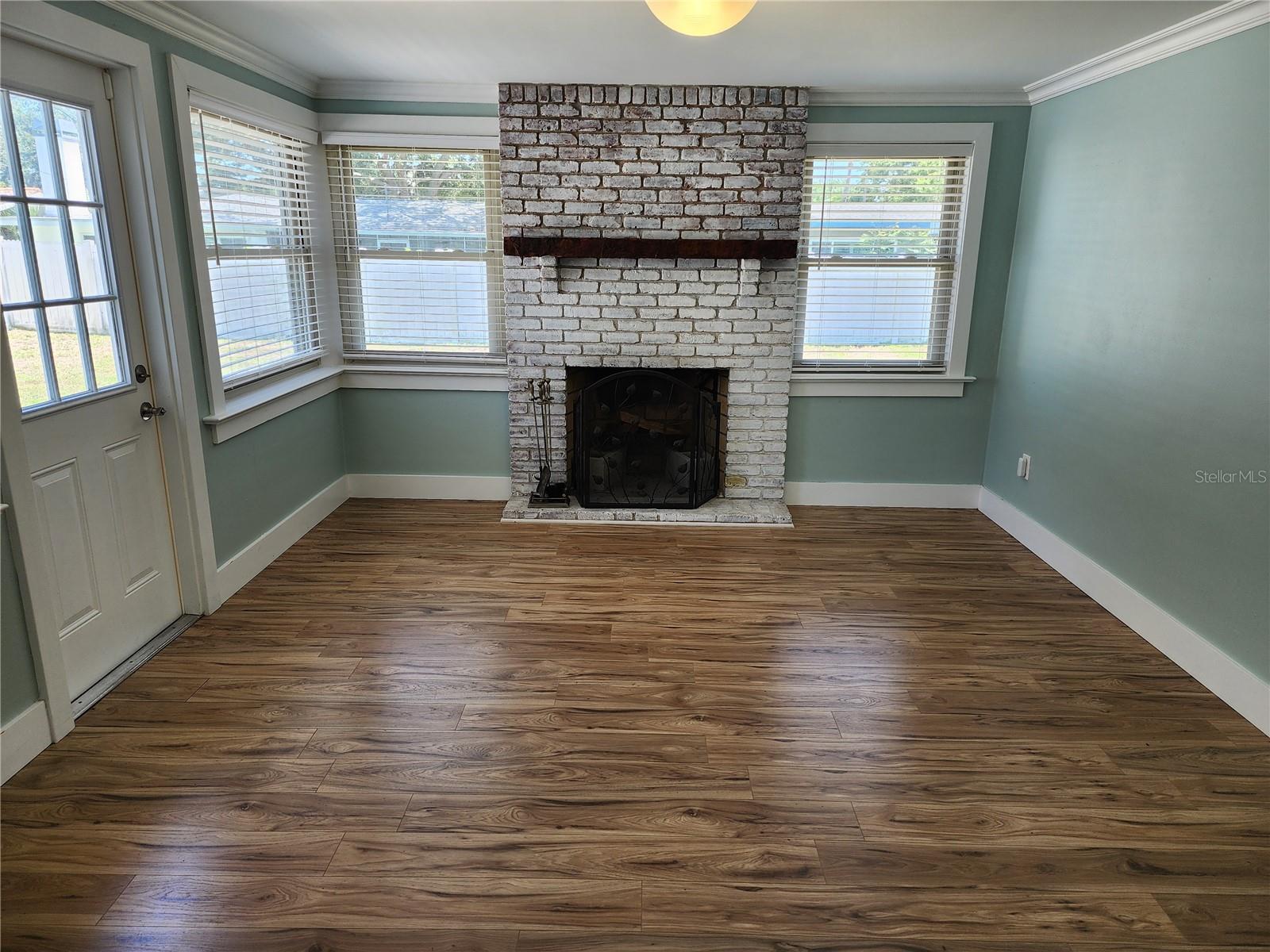 2347 EASTWOOD DR — photo 4