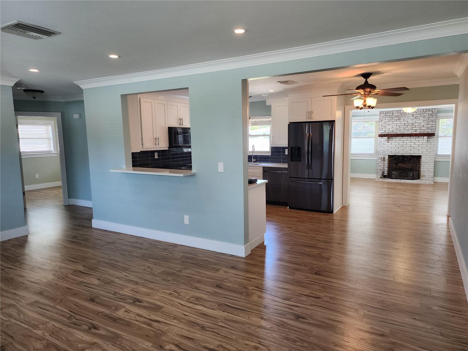 2347 EASTWOOD DR — photo 2