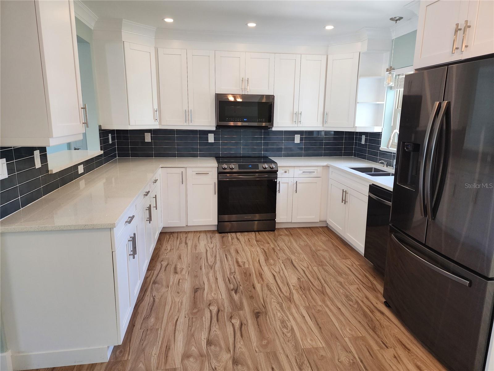 2347 EASTWOOD DR — photo 3