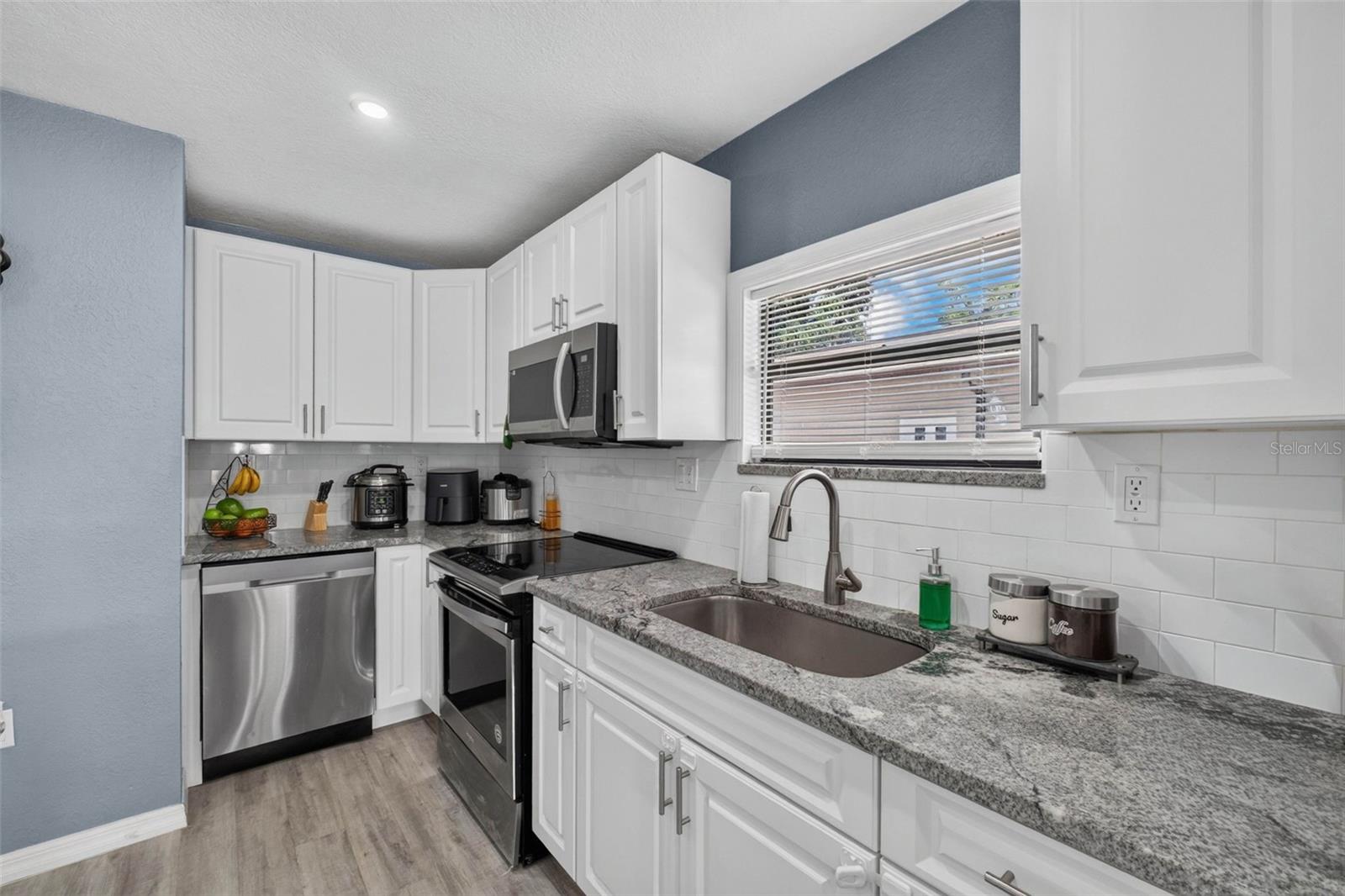 8114 N EDISON AVE — photo 11