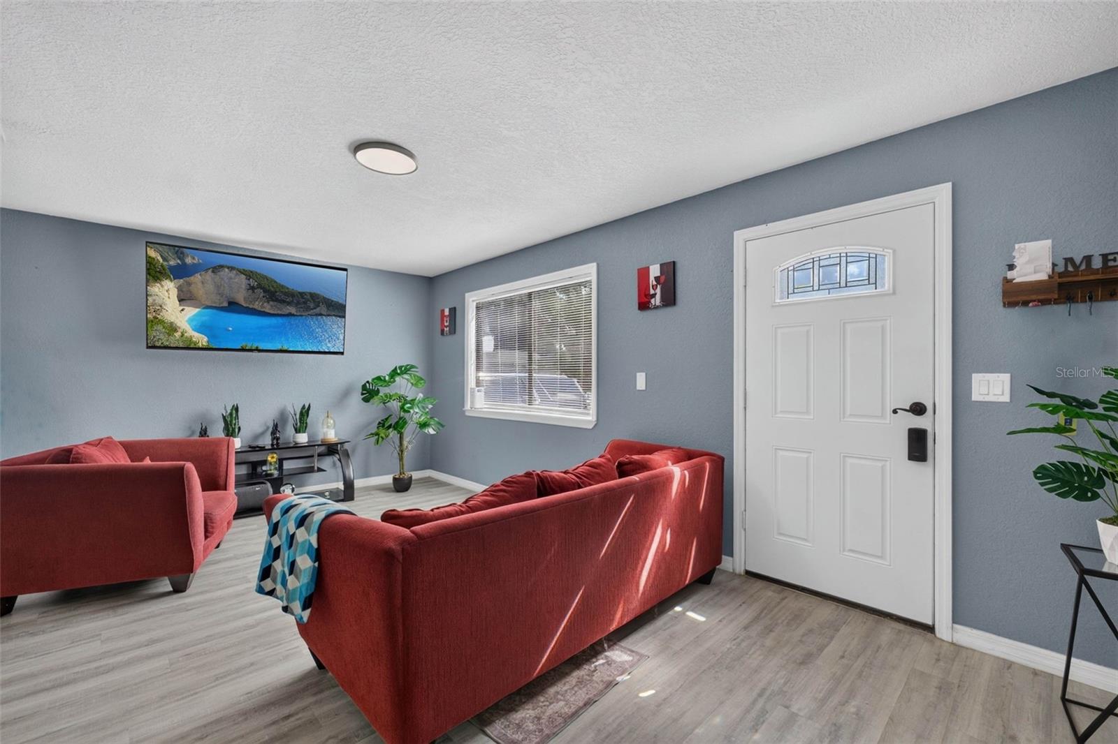 8114 N EDISON AVE — photo 5
