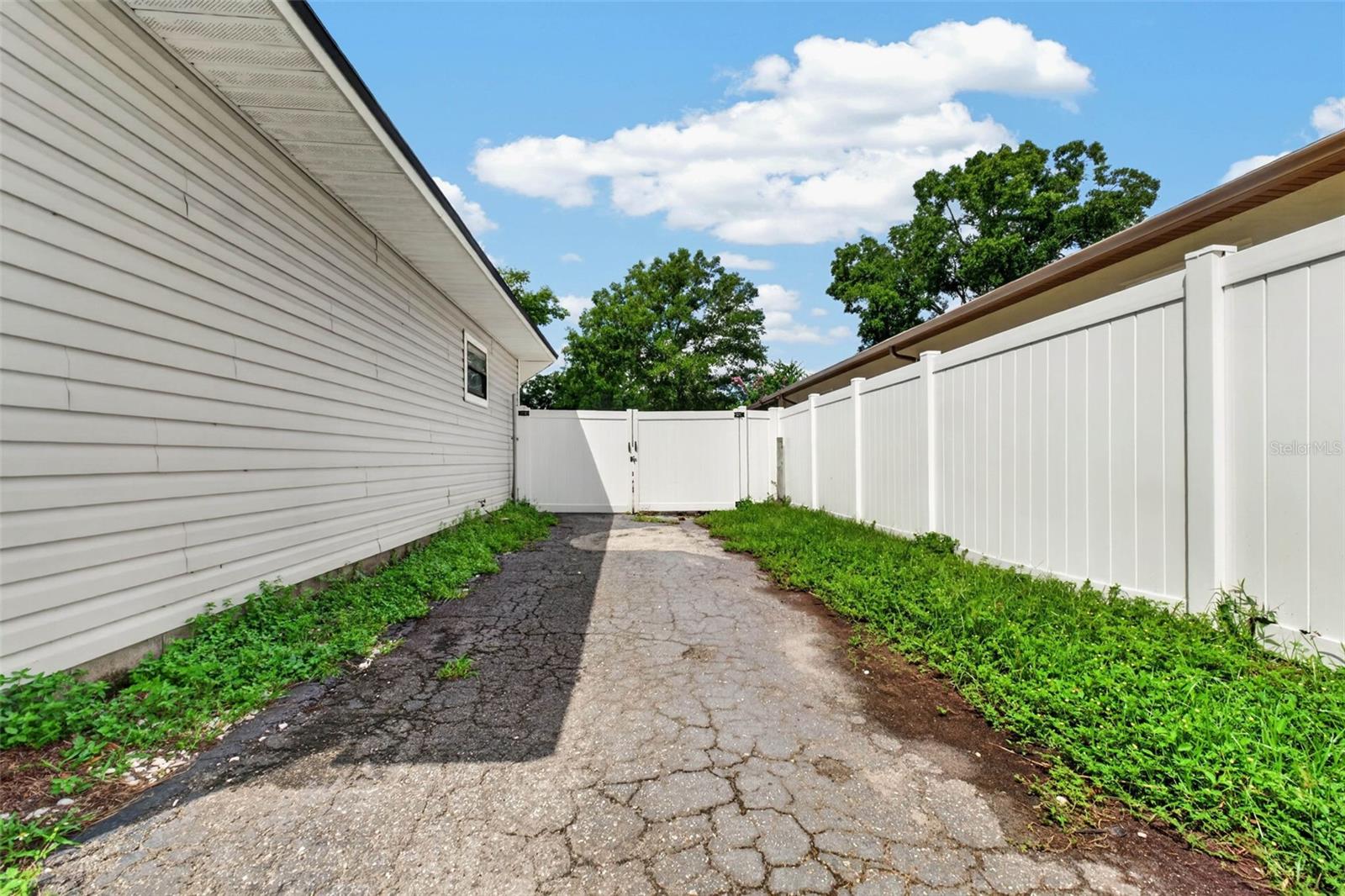 8114 N EDISON AVE — photo 44