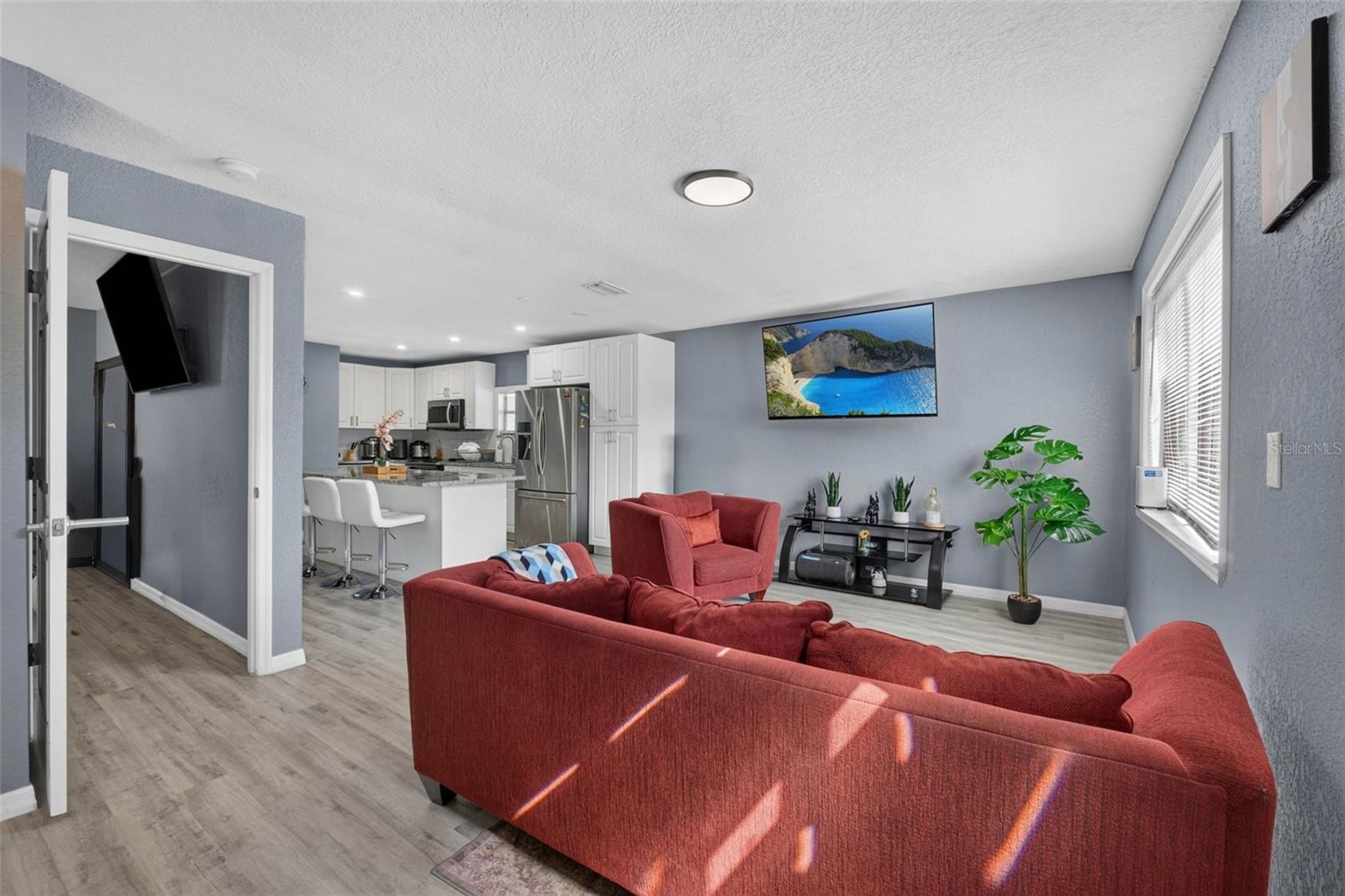 8114 N EDISON AVE — photo 4