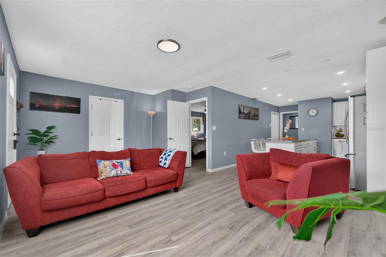 8114 N EDISON AVE — photo 10