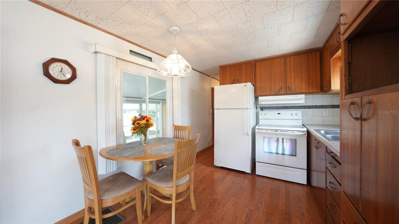 210 SOUTHWINDS DR — photo 8