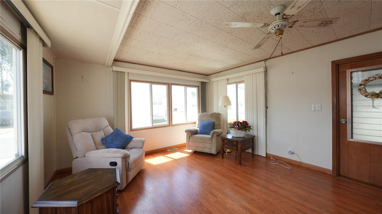 210 SOUTHWINDS DR — photo 5