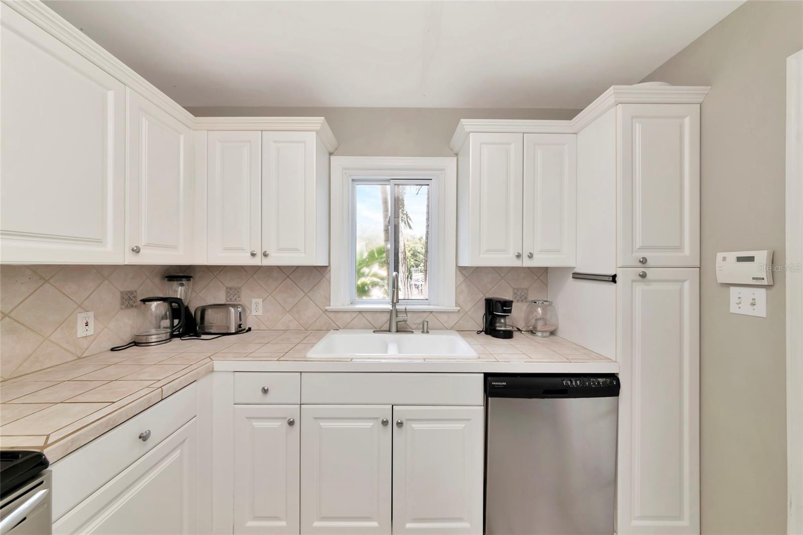 1712 SIESTA DR — photo 3