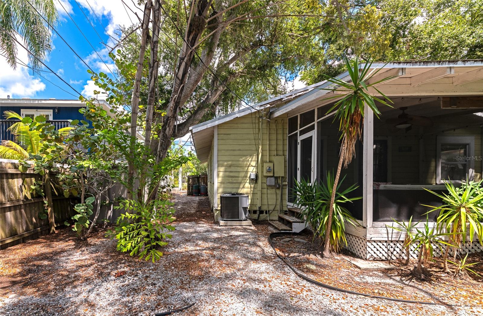 1712 SIESTA DR — photo 16