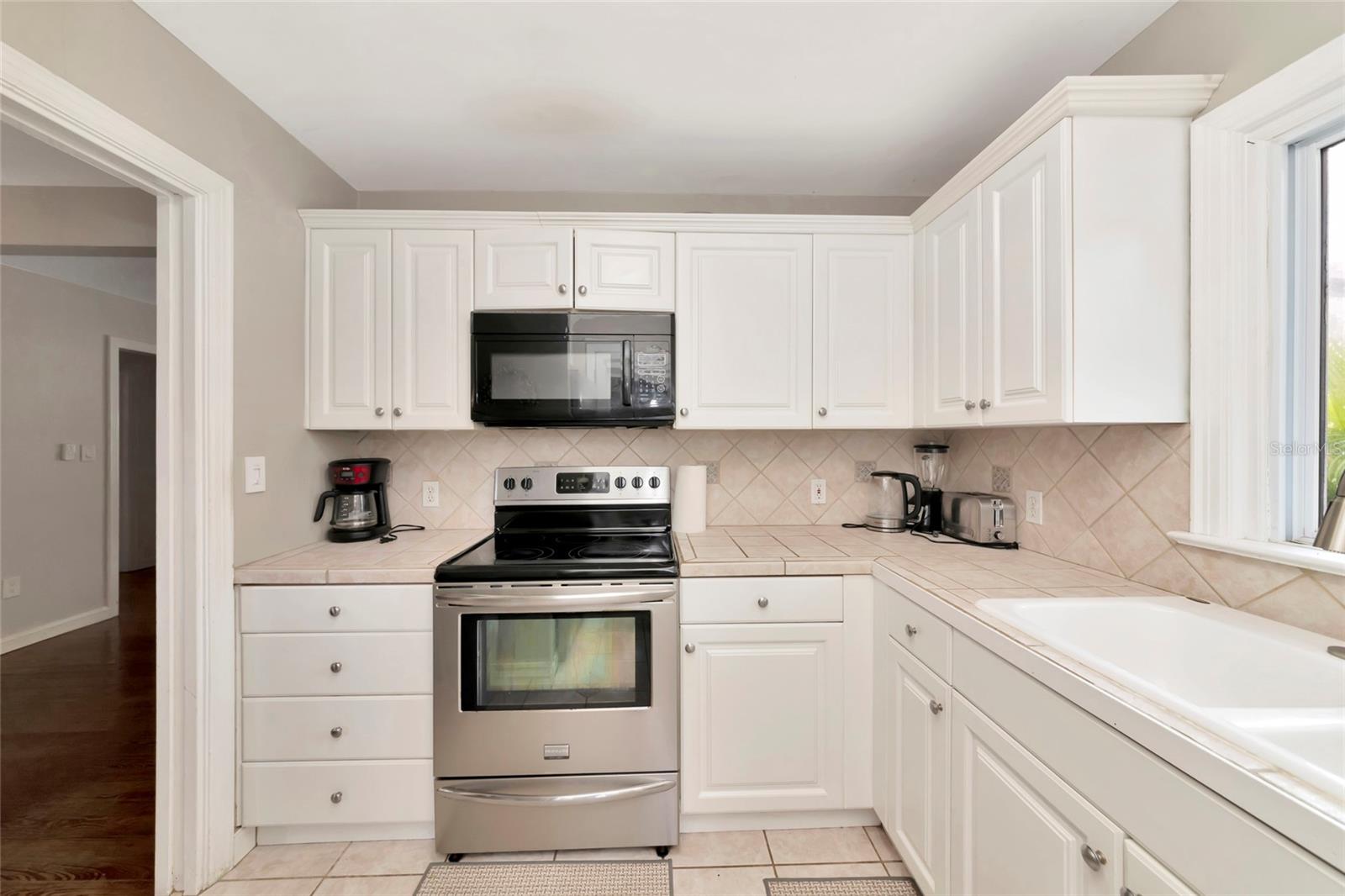 1712 SIESTA DR — photo 4