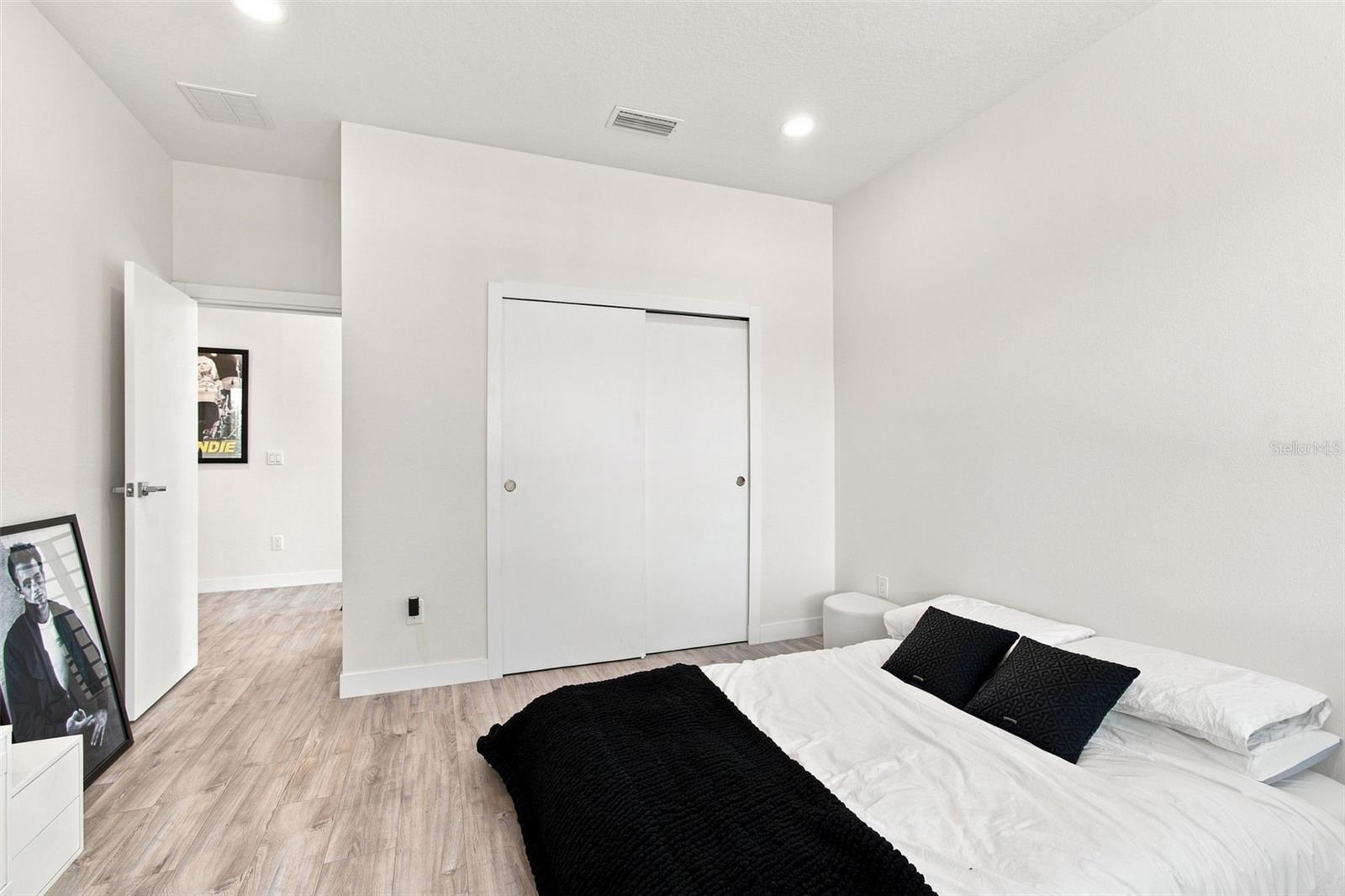 7519 N COOLIDGE AVE — photo 28