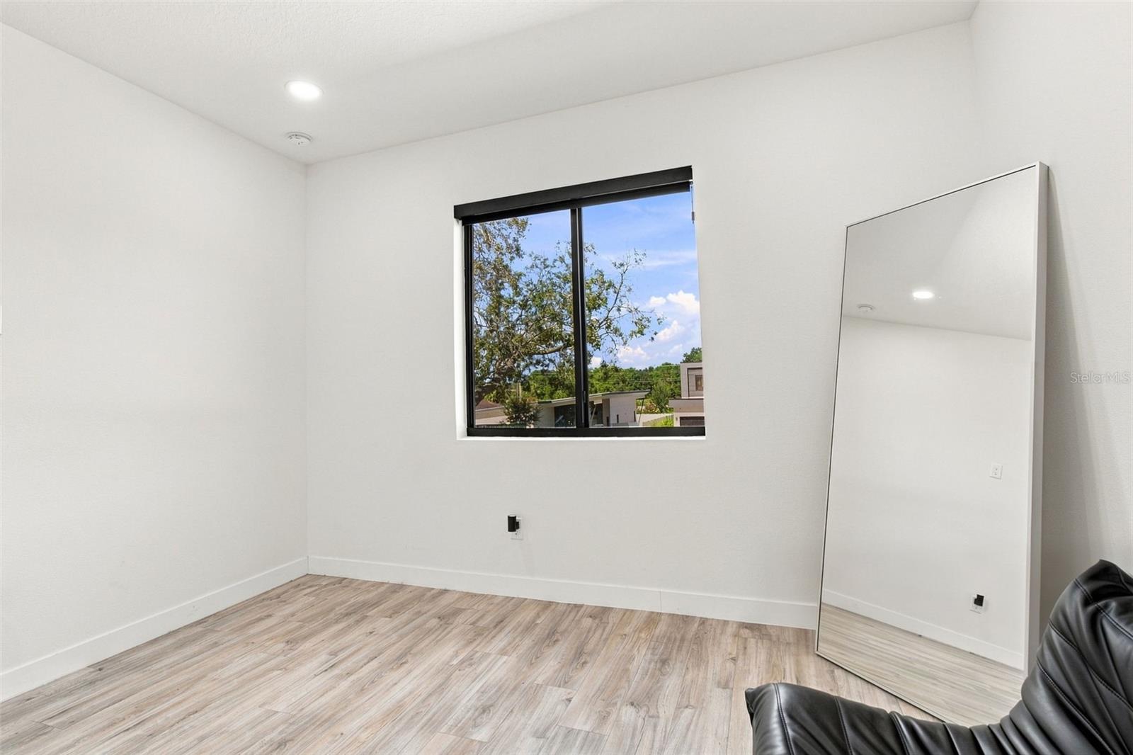 7519 N COOLIDGE AVE — photo 37